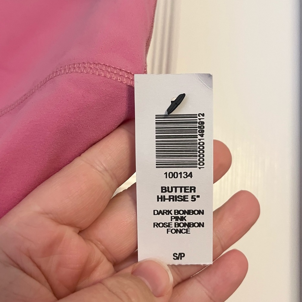 Aritzia TNA butter cheeky 5β shorts - Picture 3 of 5